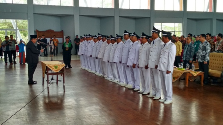 Kades Terpilih : Bupati Yusran Aspar saat melantik sebanyak 15 kepala desa terpilih saat pemilihan kepala desa serentak di daerah itu.