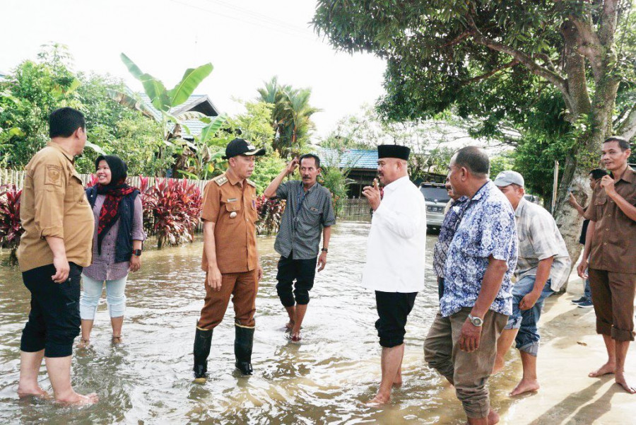 Bupati Edi Damansyah bersama jajaran saat meninjau lokasi banjir di Tenggarong. (Foto: prokom)