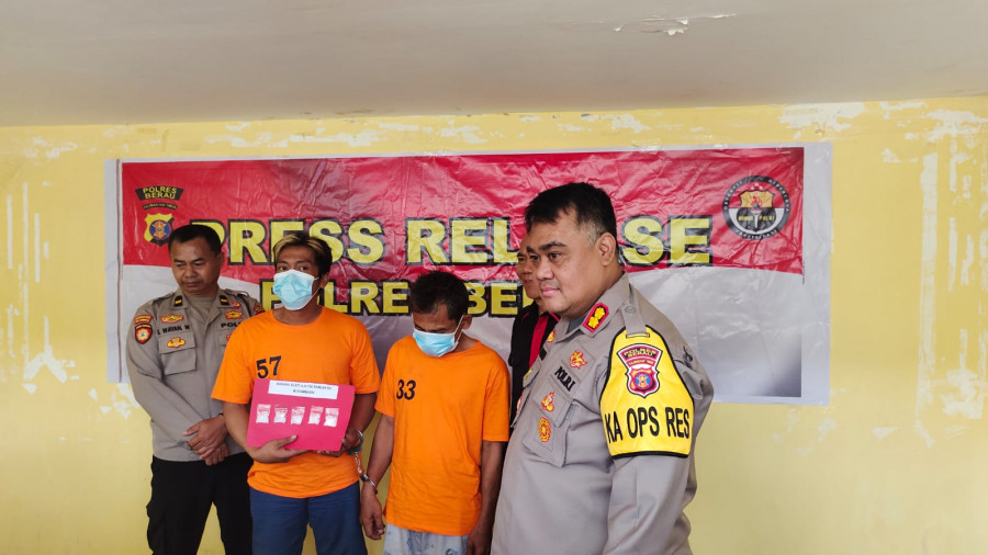 Press Release Tersangka pengguna narkoba di dampingi Kapolres Berau AKBP Sindhu Brahmarya. (Foto: Indri/Korankaltim.com)