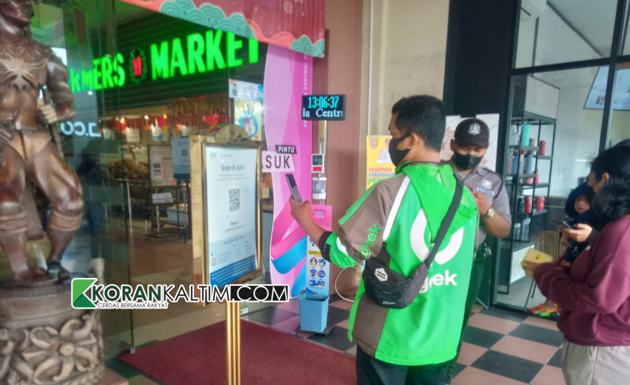 Contoh penggunaan aplikasi Pedulilindungi di salah satu pusat perbelanjaan modern di Samarinda (Foto: Claudius Vico/Korankaltim.com)