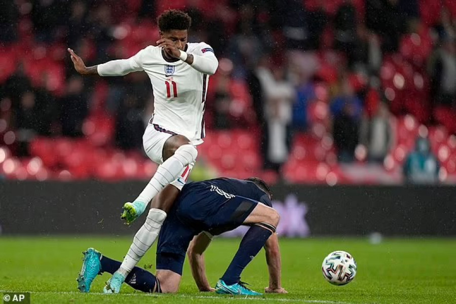 Penyerang Inggris Marcus Rashford (atas), masih harus berlaga satu kali tapi sudah menyegel satu tiket ke 16 Besar. (Foto: dailymail)