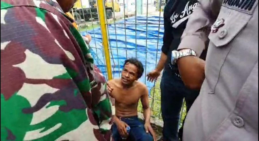 Petugas Tim Sar Gabungan saat membujuk Saldi untuk dievakuasi (Foto: Yudi Hadi/korankaltimcom)