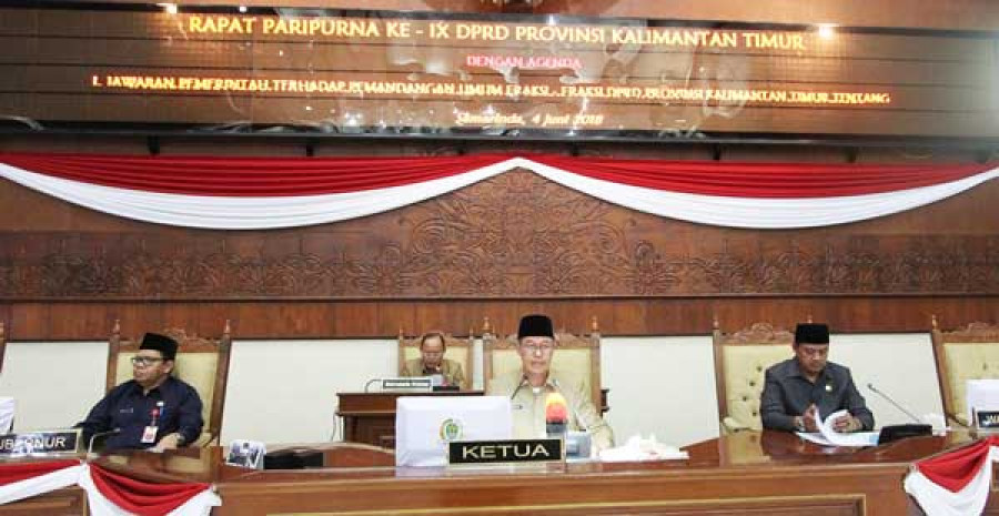 APAT PARIPURNA: M Syahrun didampingi Andi Faisal Assegaf ketika memimpin Rapat Paripurna ke-9 DPRD Kaltim, Senin (4/6). ( Humas)