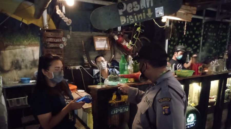 Jajaran Polsek Sungai Pinang saat menggelar Cipkon, Sabtu (11/7/2020) malam. (Claudius Vico/Korankaltim.com)