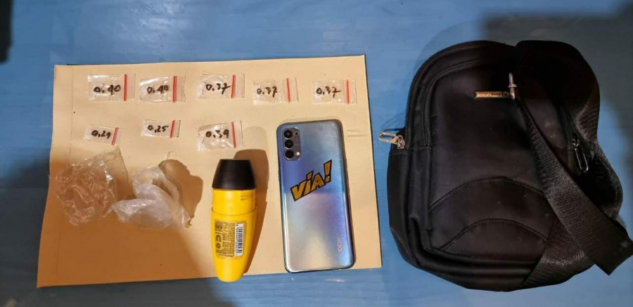 Barang bukti 8 poket sabu sabu serta handphone milik pelaku yang diamankan polisi. (Foto: Istimewa)