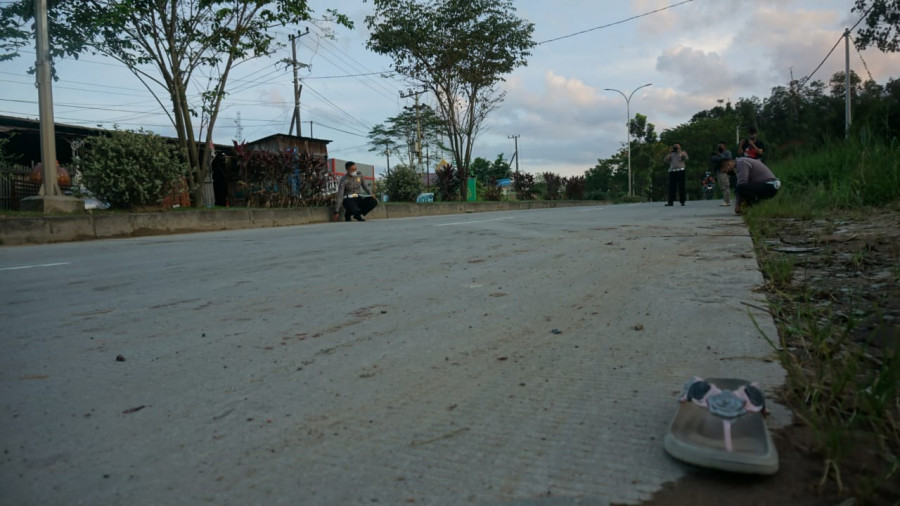 Olah TKP yang dilakukan oleh Unit Laka Satlantas Polresta Samarinda, pasca insiden kecelakaan Selasa (1/3/2022) kemarin.(Foto:Nancy/korankaltim.com)