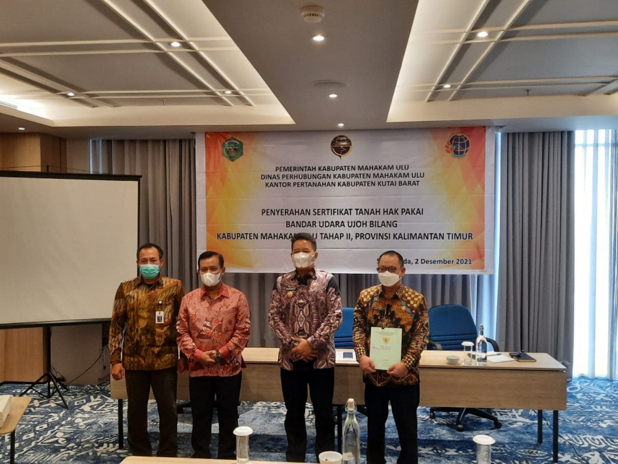 Penyerahan sertifikat tanah bandara Ujoh Bilang tahap kedua oleh Kepala BPN Kubar kepada Bupati Mahulu (istimewa)
