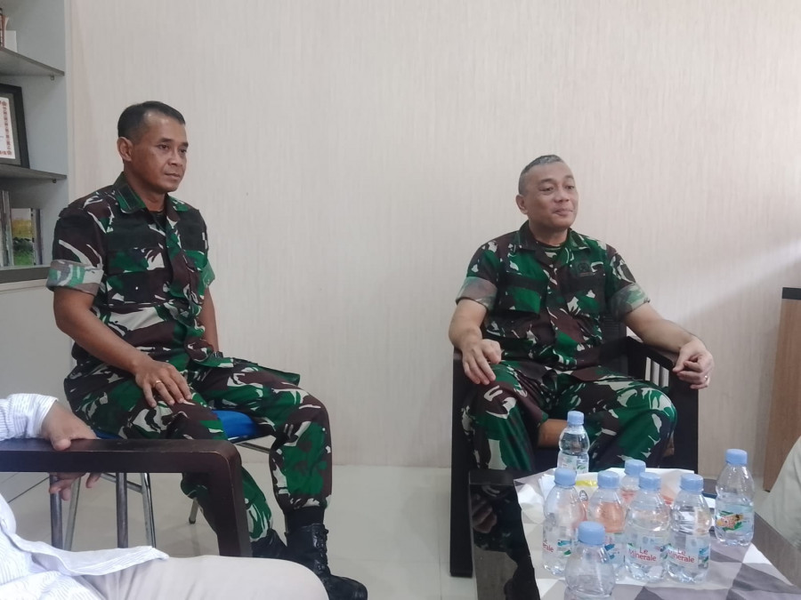 Kapendam VI/Mulawarman, Letkol Arm Kukuh Dwi Antono, didampingi Letkol Chk, Kakumdam VI/Mulawarman, Boy Iskandar, angkat bicara terkait pematokan lahan di RT 37 di daerah Transad Manggar, Balikpapan Timur. (Laeko-KoranKaltim)