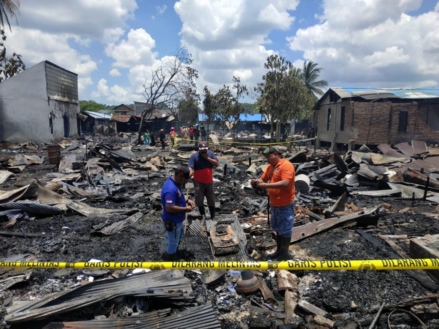 Tim Inafis Polres Kukar saat melakukan oleh tempat kejadian perkara (TKP) untuk mengetahui penyebab kebakaran. (Foto: Sabri/korankaltimcom
