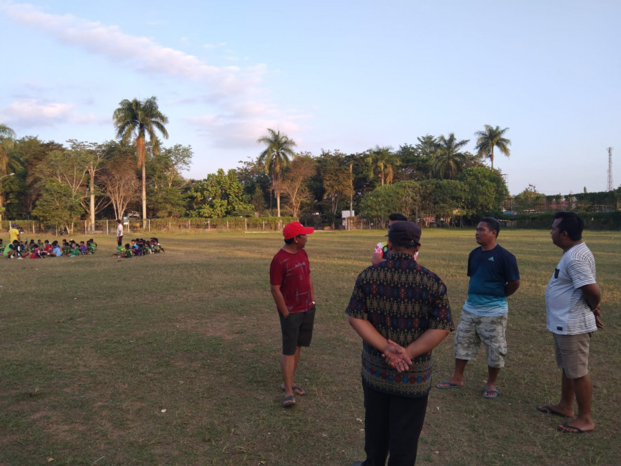 Ketua RT 13 Kelurahan Sukarame, Nuryansyah saat berbincang bersama warga yang menolak penggunaan Lapangan Pemuda sebagai tempat relokasi pedagang pasar karena akan mematikan aktivitas olahraga di tempat tersebut. (Handayan/korankaltim.com)