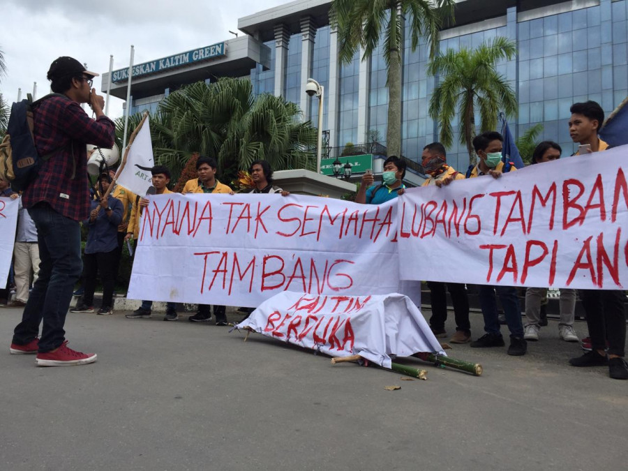 Sejumlah mahasiswa saat aksi di depan Kantor Gubernur Kaltim Senin (19/11/2018) pagi