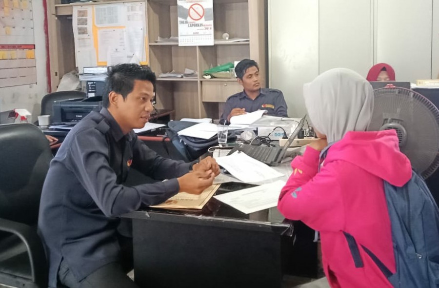 Penerimaan berkas calon anggota Bawaslu Kabupaten Paser, oleh salah satu staf Komisioner Panwaslu Kabupaten Paser.