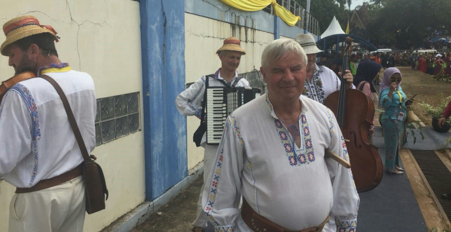 Musisi rumania memastikan kesiapan alat musik saat pembukaan EIFAF 2018