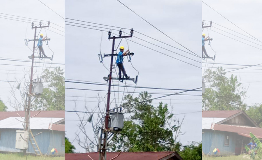 Petugas PLN saat melakukan perbaikan di salah satu tiang listrik PLN, di kawasan Jalan Penangkaran Buaya, Makroman Samarinda Senin (18/1/2021) (Rusdi/korankaltim.com)