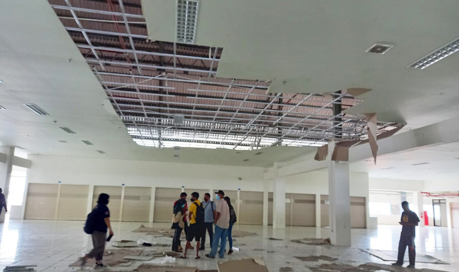 Kondisi plafon lantai 4 gedung pasar Tamrin, Jumat (11/9/2020). (Foto: Olis/korankaltim.com)