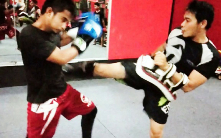 Petarung Muay Thai asal sasana Arkan Camp berlatih keras menjelang kejuaraaan Tarung Bebas di Karangayar, Jawa Tengah ( Foto: istimewa )