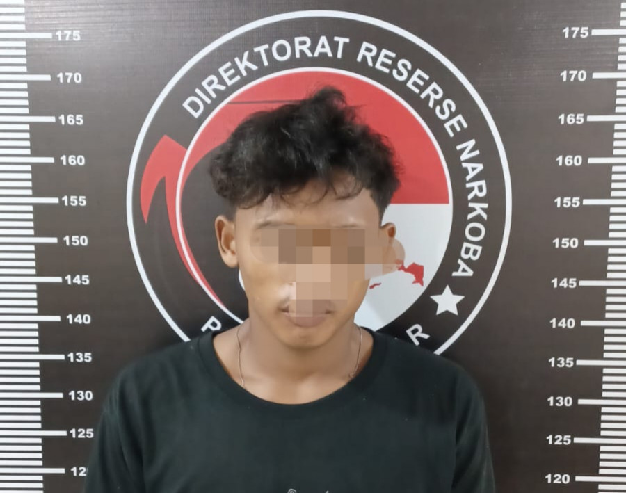 Pelaku penyalahgunaan narkoba dan barang bukti yang diamankan Satresnarkoba Polres Kukar (Humas Polres Kukar.dok)