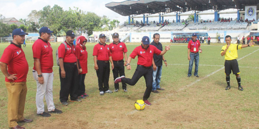 UNJUK KEMAMPUAN: Tendangan pertama dilakukan Salehuddin saat membuka turnamen Gala Siswa Indonesia pagi tadi di Rondong Demang.