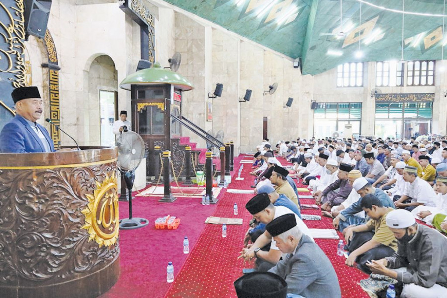 Bupati Salat Iduladha di Masjid Agung Sultan Sulaiman, Tenggarong. (Foto: Prokom)