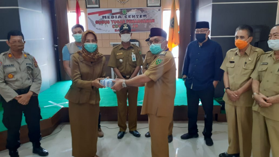Penyerahan dana BLT beberapa waktu lalu yang langsung diterim oleh Kepala Dinas Ibu Wiyati. (Foto : Indra/korankaltimcom)