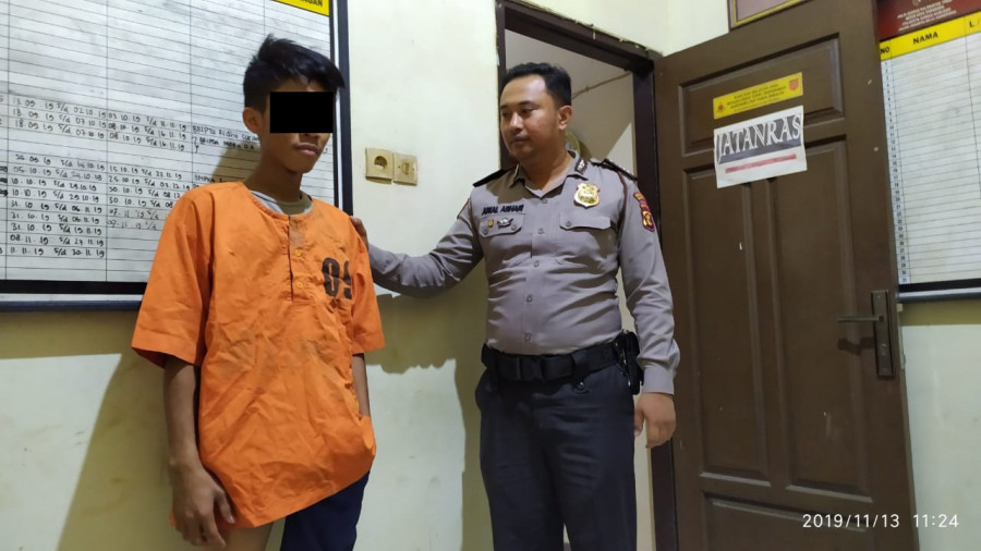 Tebe (22) pelaku peredaran gelap narkotika yang diamankan Polsek Sungai Kunjang, yang sudah menjadi target dua pekan. (Foto: Nancy/korankaltimcom)