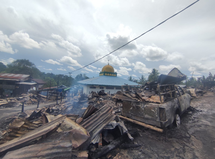 Puing-puing kios dan kendaraan pasca kebakaran di Pasar Maridan, Kecamatan Sepaku. (Foto: erwin/korankaltim)