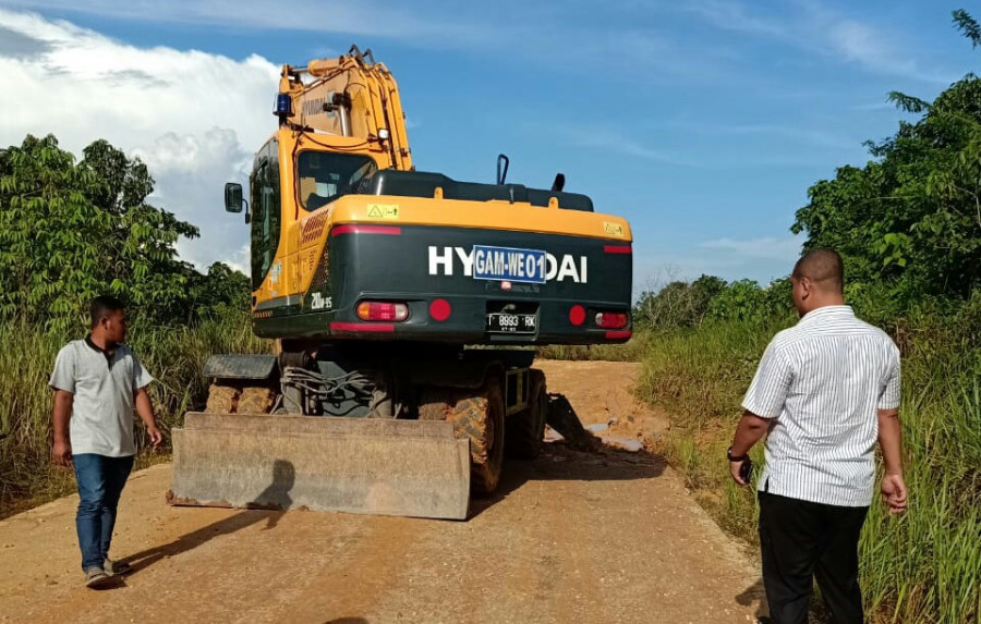 Alat berat dikerahkan untuk perbaikan akses jalan Desa Mata Air dan Bukit Permata. (ist)