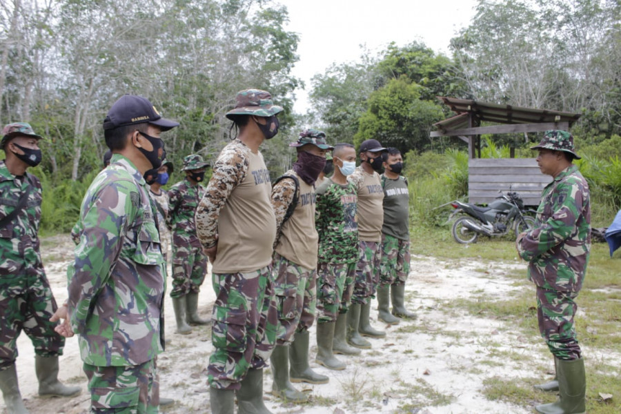 Anggota Satgas Pra-TMMD yang sudah tiba dan melakukan apel pagi pada Selasa (19/4/2022). (Foto: Kodim 0912/KBR)
