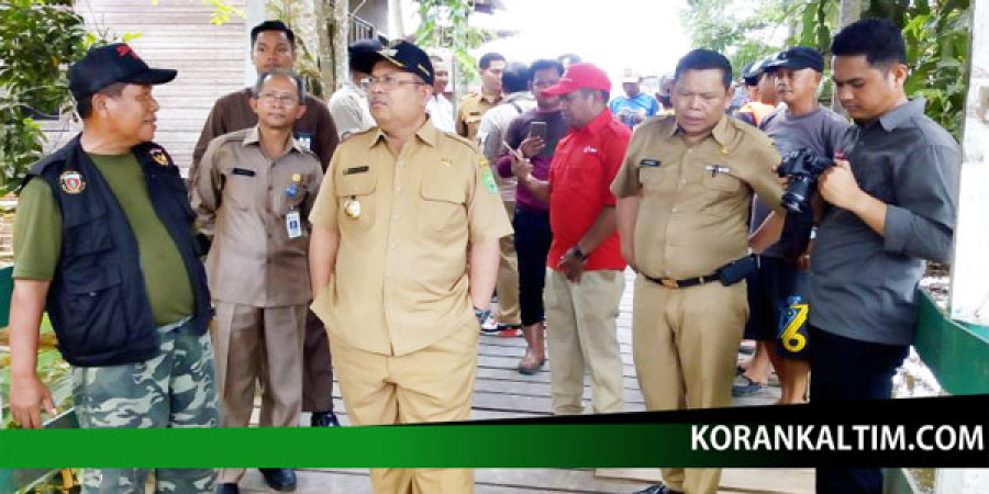 DATANGI RUMAH KORBAN : Bupati Ismunandar bersama rombongan saat mendatangi Arbain yang menjadi korban tenggelam di sungai Sangatta Selatan (Foto: yuli/korankaltim.com)