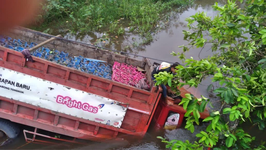 Mobil truk pengangkut gas elfiji terjun ke sungai Jahab ( Foto: Istimewa )