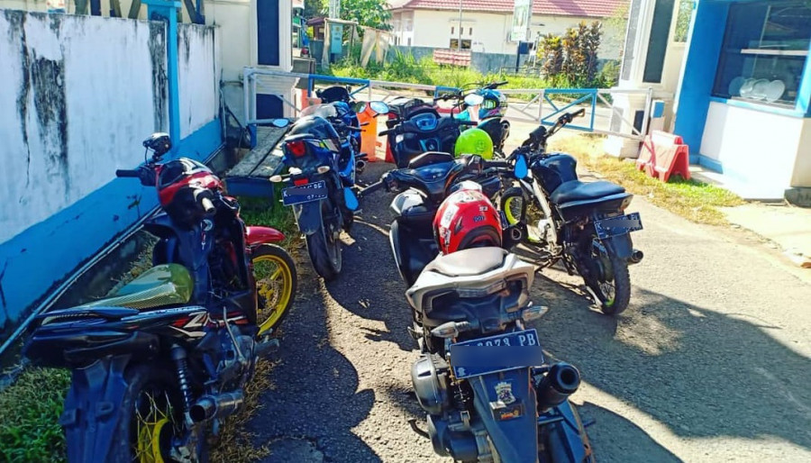 Belasan kendaraan yang terjaring patroli penindakan penggunaan knalpot brong dan masih diamankan oleh Satlantas Polres Kubar. (Foto: Dok.Satlantas Polres Kubar)
