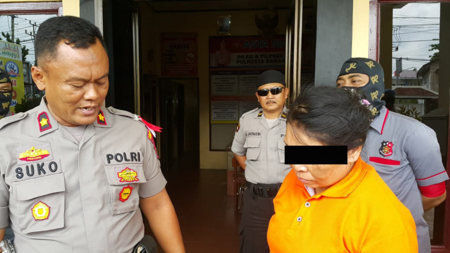 Salah satu tersangka curanmor yang merupakan ibu rumah tangga, selaku penadah barang curian yakni AS yang diamankan pada Rabu (10/4) lalu bersama tersangka lainnya