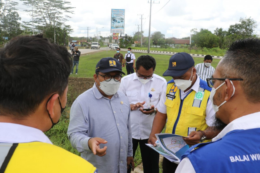 Kunjungan Anggota Komisi V DPR RI Irwan Fecho pada proyek pembangunan jalan di Desa Tanah Datar, Kutai Kartanegara (istimewa)