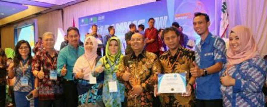 prestasi Bupati Kutim Ismunandar (keempat dari kanan) saat menerima penghargaan dari Perpamsi