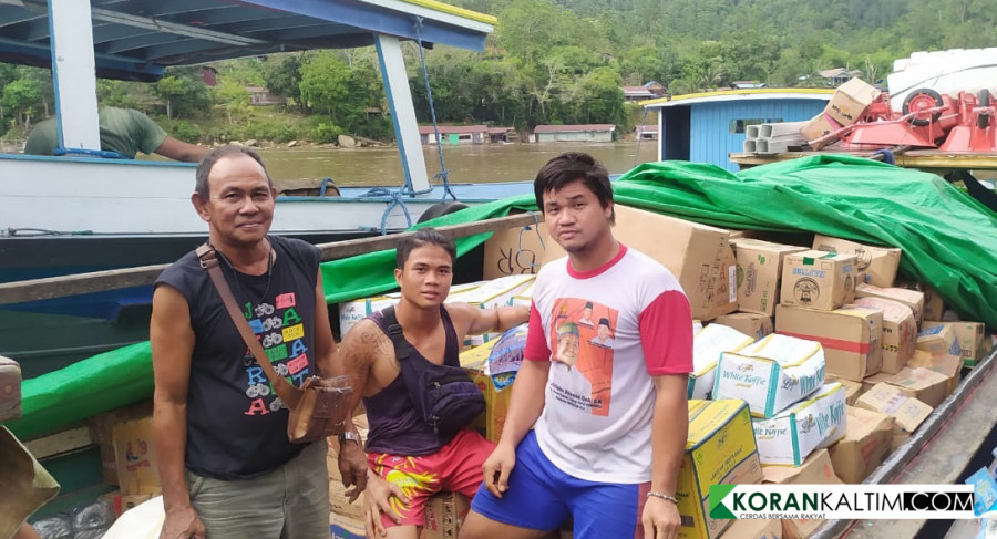 (Kiri) Abdu Fattah, Saat Melakukan Pembongkaran Barang di Kampung Long Bagun Ulu Kecamatan Long Bagun Kabupaten Mahakam Ulu (Foto : Rendi Rifaldy/Korankaltim)