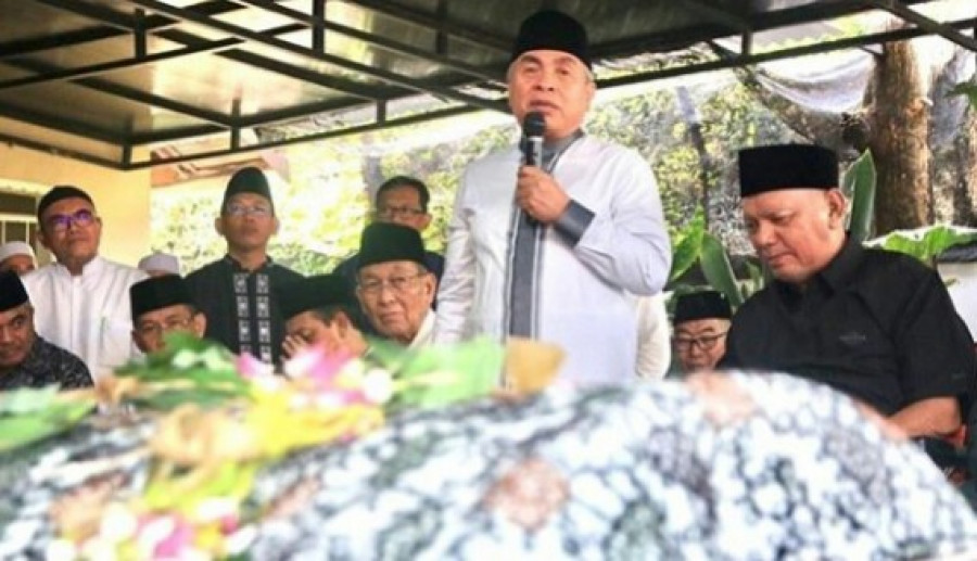 Gubernur Kaltim Isran Noor saat memberikan sambutan pelepasan Almarhum Sofyan Alex sebelum di makamkan.( Foto: humasprov kaltim)