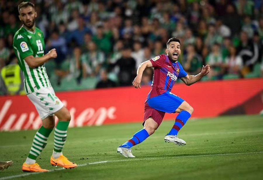 Jordi Alba (kanan) mencetak gol spektakuler untuk memastikan kemenangan Barca di kandang Real Betis. (Foto: dailymail)