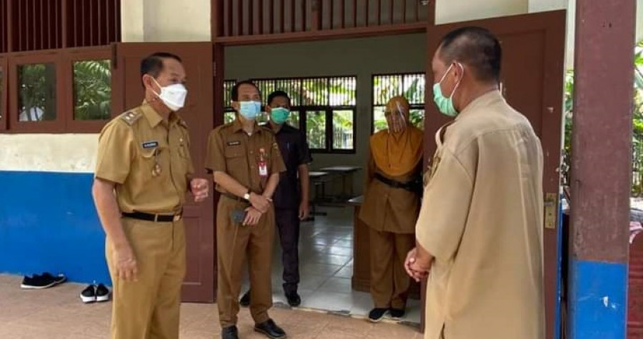 Dinas pendidikan bersama wakil walikota Samarinda saat kunjungan ke SMPN 42. (Foto: Dok.Facebook rusmadi Wongso)