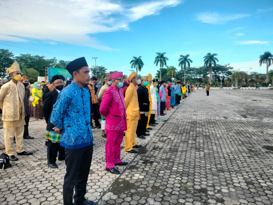 Ratusan peserta kenakan pakaian adat nusantara saat upacara Hardiknas di Halaman Kantor Bupati Paser. (Dwi Cahyo / Korankaltim.com)