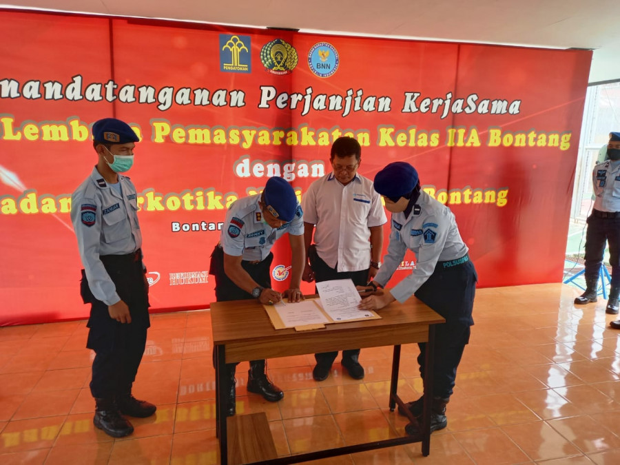 Kalapas Kelas IIA Bontang Ronny Widiyatmoko bersama Kepala BNK Bontang Kompol I Made Sukajana, menandatangi MoU terkait memerangi narkoba. (Foto: Olis/korankaltimcom)