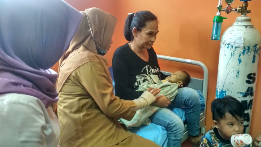 Afrizan ketika digendong ibunya diruang perawatan Lily, RSUD Ratu Putri Aji Botung