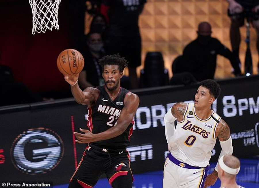 Jimmy Butler (kiri), memenangkan game ketiga final basket NBA bersama Miami Heat untuk mengurangi margin ketinggalan dari Los Angeles Lakers. (dailymail)