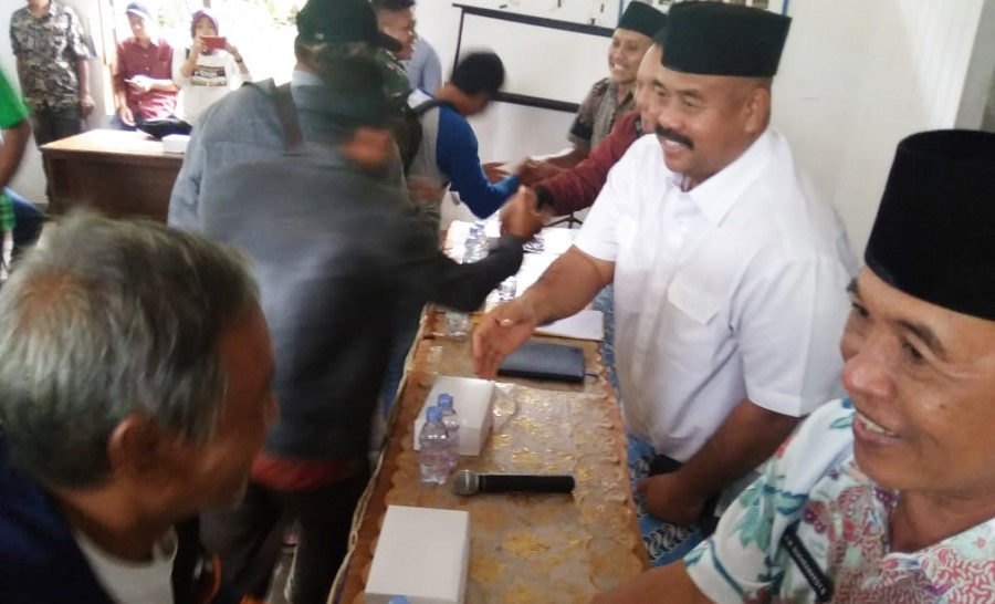 Warga bersalaman dengan Bupati Kukar dan PLN seusai melakukan hearing di Kekuarahan Loa Tebu, Jumat (6/3/2020) (Foto: Reza Fahlevi/korankaltim.com)