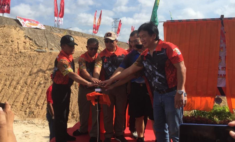Pangdam VI Mulawarman Mayjen TNI Subiyanto (kiri) saat meresmikan Lapangan Tembak Modern di Dondang, Muara Jawa, akhir pekan tadi. (Foto: sabri/korankaltimcom)