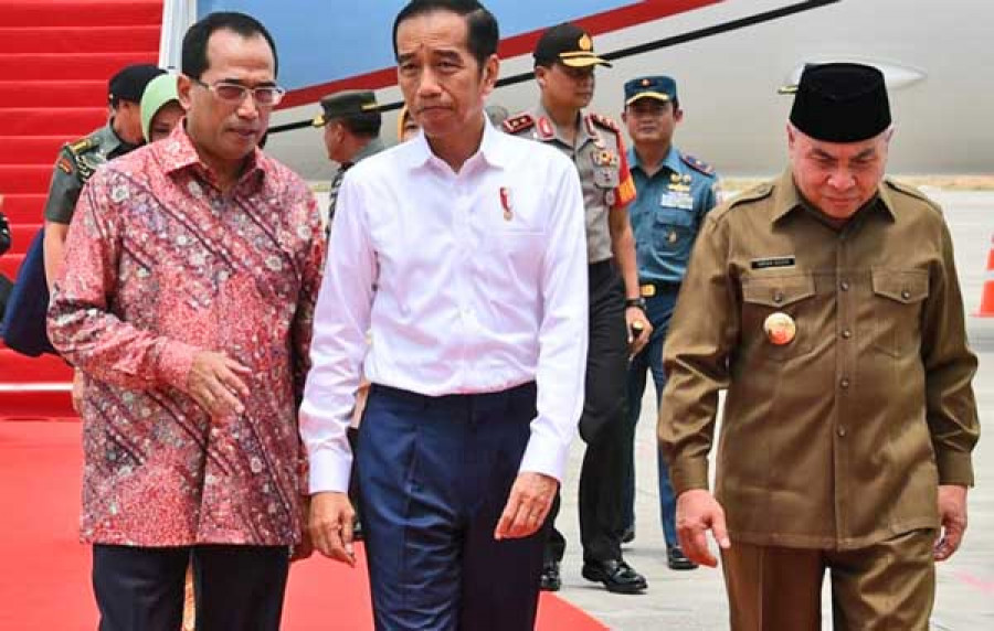 DAMPINGI PRESIDEN : Gubernur Kaltim, Isran Noor menyambut kedatangan Presiden Jokowi di Bandara APT Pranoto Samarinda bersama Menteri Perhubungan, Budi Karya yang akan melakoni sejumlah kegiatan di Kota Tepian. ( iistimewa )