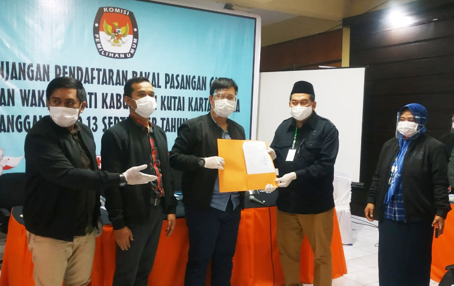 Ketua KPU Kukar, Erlyando Saputra bersama Komisioner KPU saat menyerahkan berita acara penolakan berkas pendaftaran ke AYL. (Foto: Sabri/korankaltim.com)