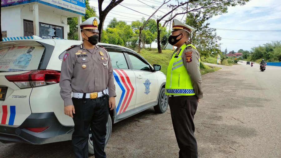 Kasat Lantas Polres Paser Iptu Edo Damara Yudha saat meninjau lokasi guna mendirikan Pos Penyekatan. ( Foto: Dok.Korankaltim.com)