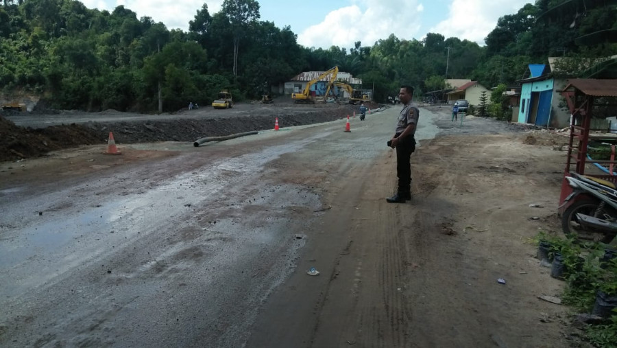 Kurang dari sebulan setelah musibah jalan longsor di poros Sangasanga-Muara Jawa, sejak pagi tadi jalan tersebut sudah bisa kembali dilintasi kendaraan. ( ist )