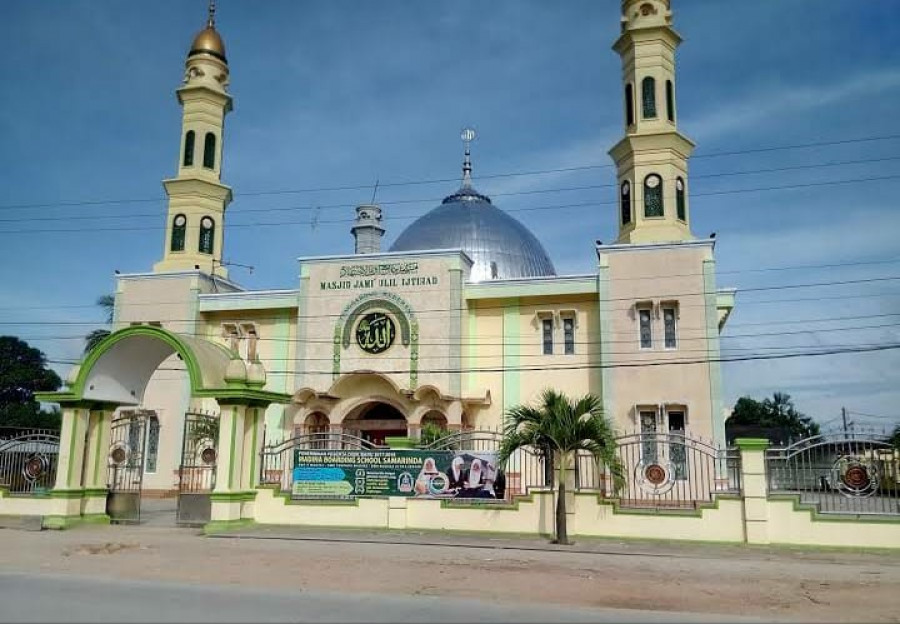 Setelah dua bulan, Masjid Jami' Ulil Ijtihad akhirnya hari ini melaksanakan salat Jumat berjamaah (Heri/korankaltim.com)