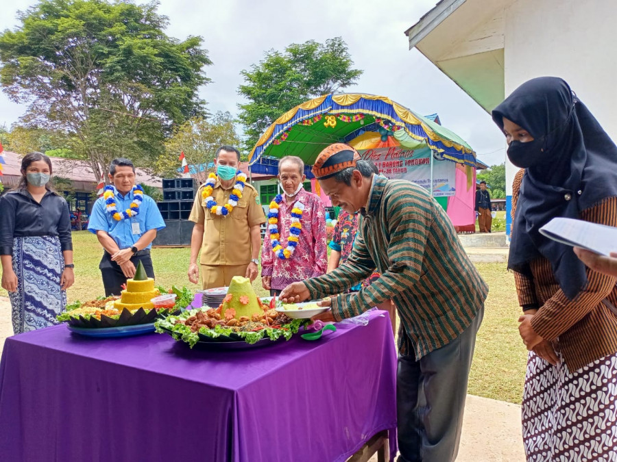 Para Undangan Acara Kegiatan Dies Natalis Ke 38 SMPN 1 Barong Tongkok ( foto : Sunardi)